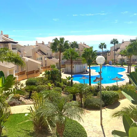 Apartment Serene Family Oasis: Poolside Retreat With Convenient Amenities