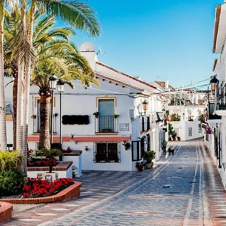 Serene Family Oasis: Poolside Retreat With Convenient Amenities Apartment