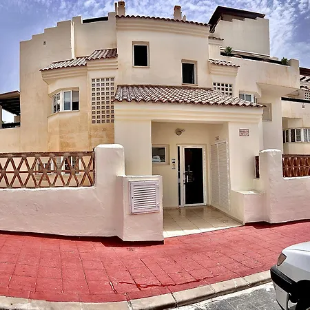 Apartment Serene Family Oasis: Poolside Retreat With Convenient Amenities