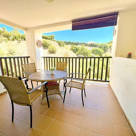 Serene Family Oasis: Poolside Retreat With Convenient Amenities *