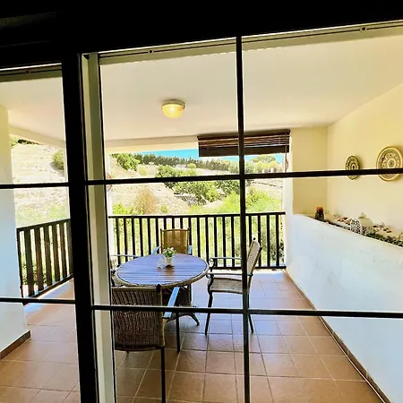 Serene Family Oasis: Poolside Retreat With Convenient Amenities *