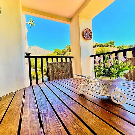 Serene Family Oasis: Poolside Retreat With Convenient Amenities