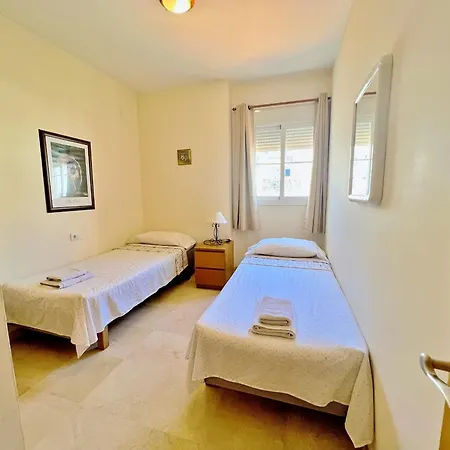 Serene Family Oasis: Poolside Retreat With Convenient Amenities *
