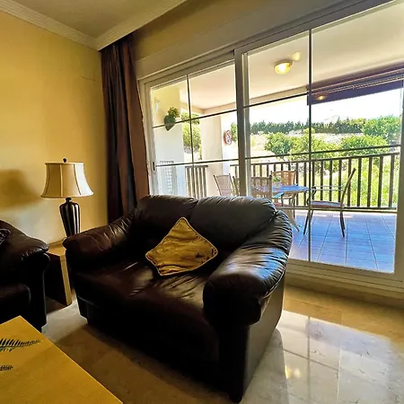 Serene Family Oasis: Poolside Retreat With Convenient Amenities Apartment Benalmadena