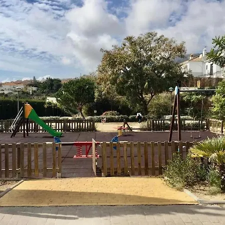 Apartment Serene Family Oasis: Poolside Retreat With Convenient Amenities *