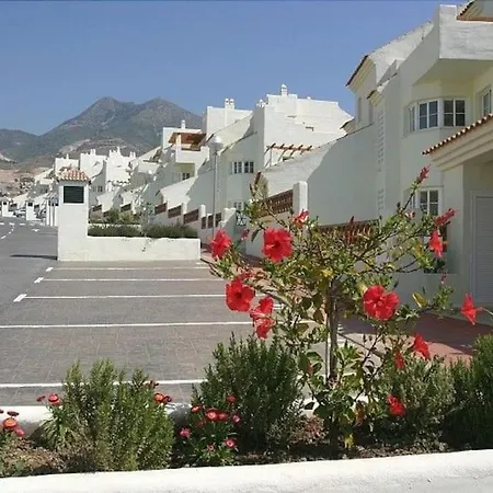 Serene Family Oasis: Poolside Retreat With Convenient Amenities *
